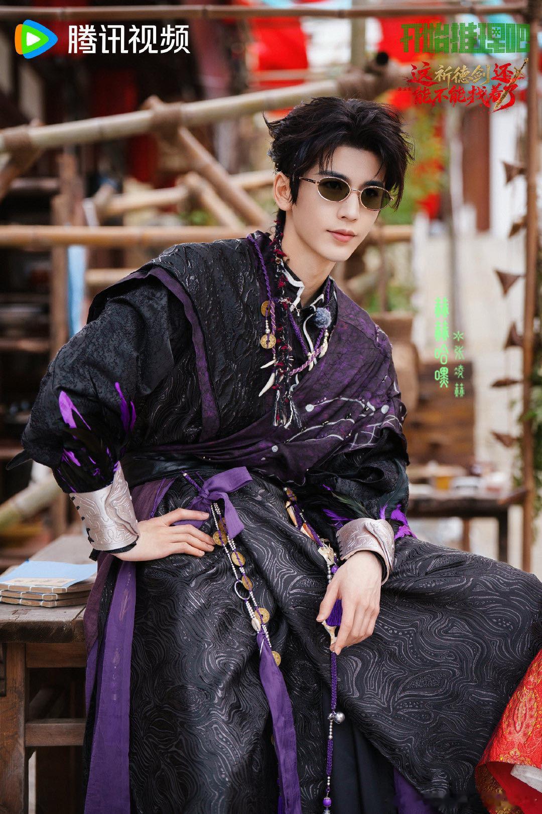 张凌赫环抱丁程鑫张凌赫把丁程鑫搂进怀里 OMG黑暗里张凌赫环抱丁程鑫了，小丁在怀