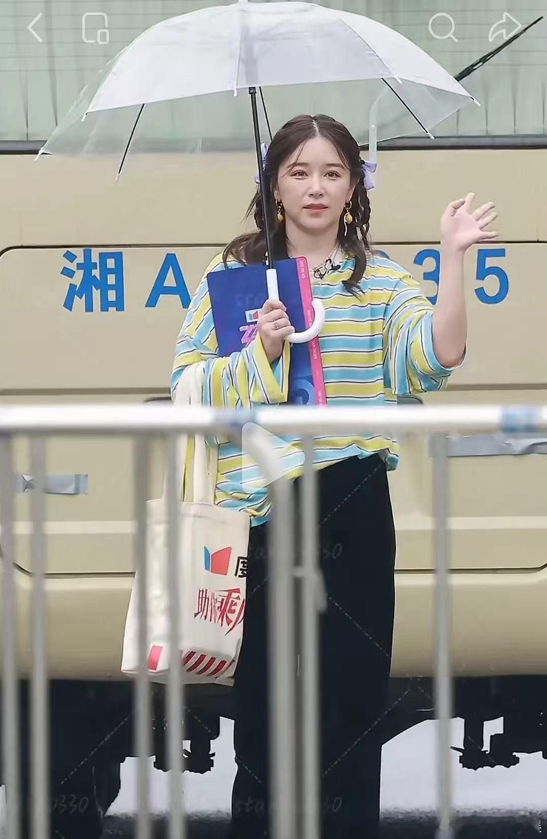 现在的疲惫感与年龄真的有点挂在脸上了。 