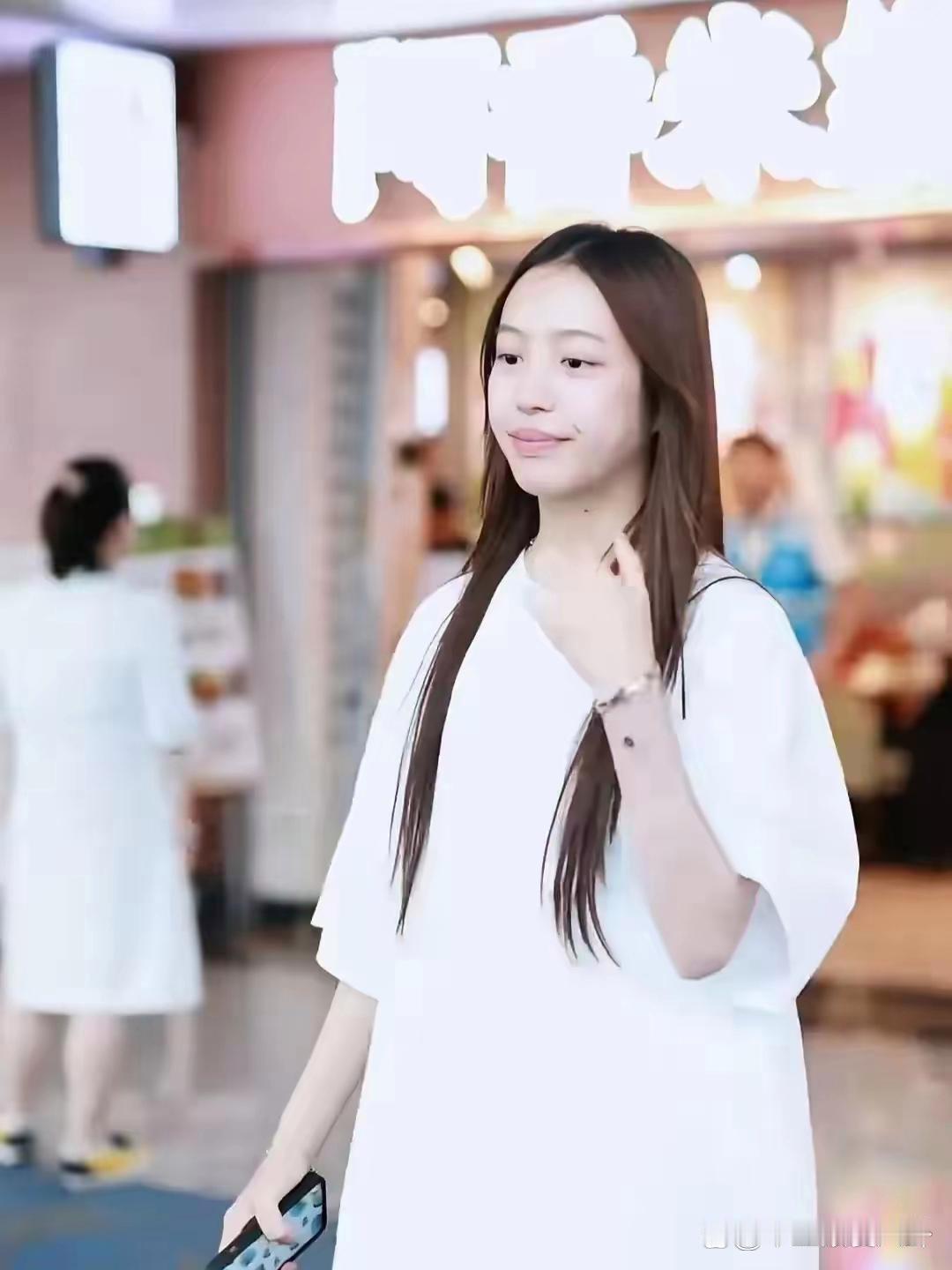 原来赵薇女儿这么像爸爸！父女同框，她的五官简直是复刻 