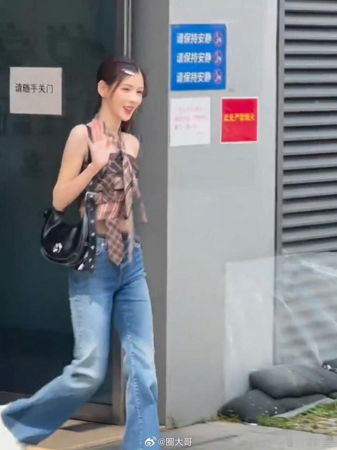 张予曦毕雯珺合体录制hi6路透 今日份颜值暴击请查收！张予曦毕雯珺hi6上班路透