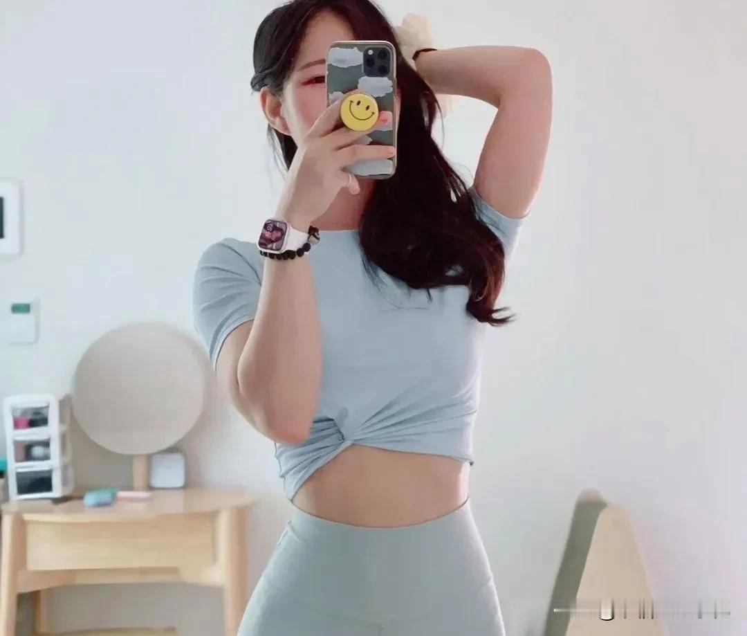 现在的社会风气确实开放，这种女性s形状都一览无遗的照片都能堂而皇之的发到社交平台