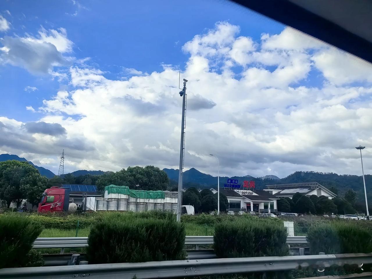现在都在谣传地球升维了。是不是啊，最新的天很蓝很蓝，云彩各种变化莫测。

有没有