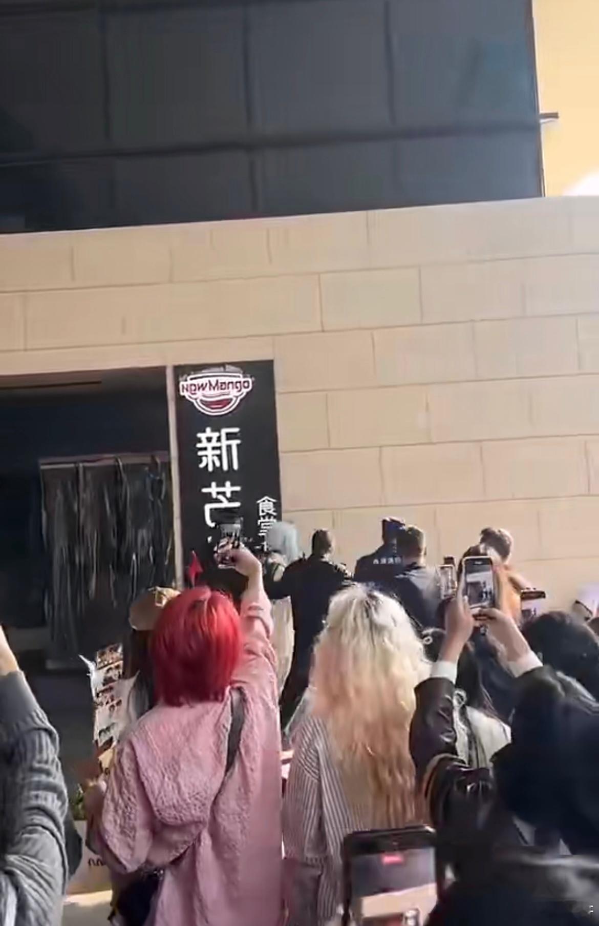 华策楼下cos梓渝的粉丝被带走了，梓渝每次音乐节都能遇到这些事情，有点无妄之灾了