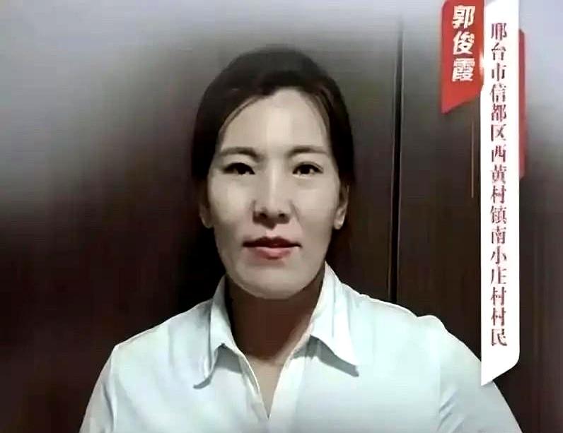 参军那天，小伙子穿着迷彩，哽咽抱住一个中年女人，不是血亲，却像亲娘。
故事要从十