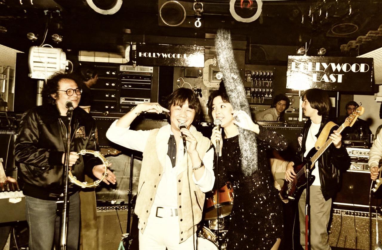 这是1983年1月28日从夜晚到凌晨，邓丽君举行自己的三十岁生日派对。这个派对毫