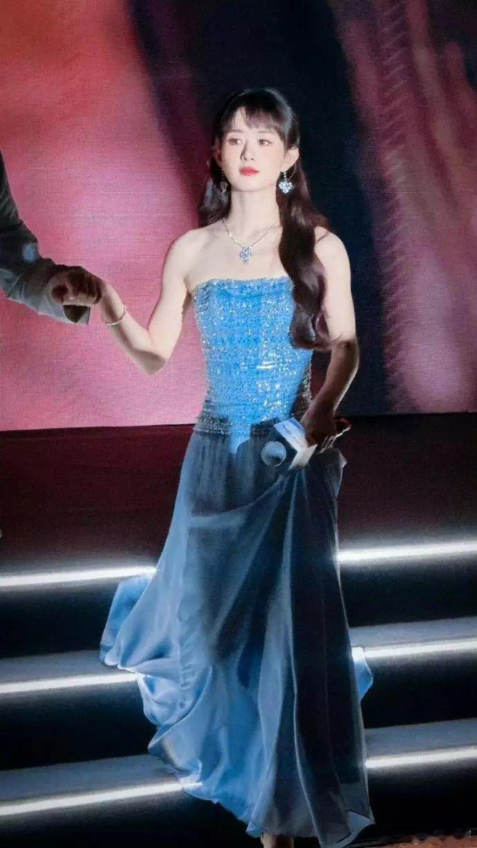 青青娱乐赵丽颖穿抹胸蓝裙气质优雅 美得让人移不开眼 