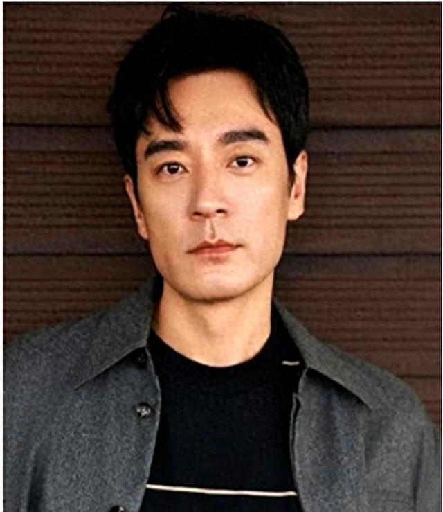 离婚16年，44岁李光洁咋就“咸鱼大翻身”成赢家了？
娱乐圈那真是比变脸还快，有
