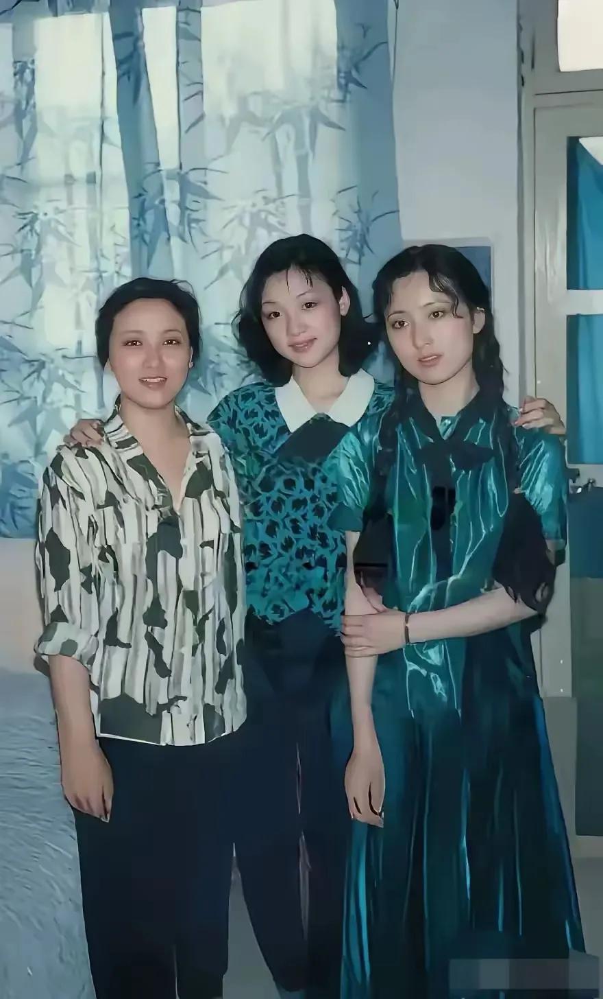 这是“林妹妹”早期的照片，我们从照片中看到她的眼神，那时候就很抑郁，我感觉多愁善