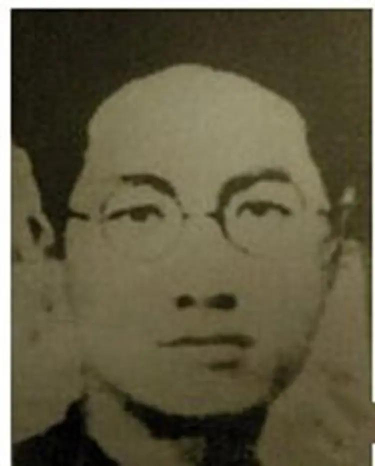 邓乾元1922年秋考入常德隽德中学，积极参加反帝爱国学生运动。1924年夏加入中