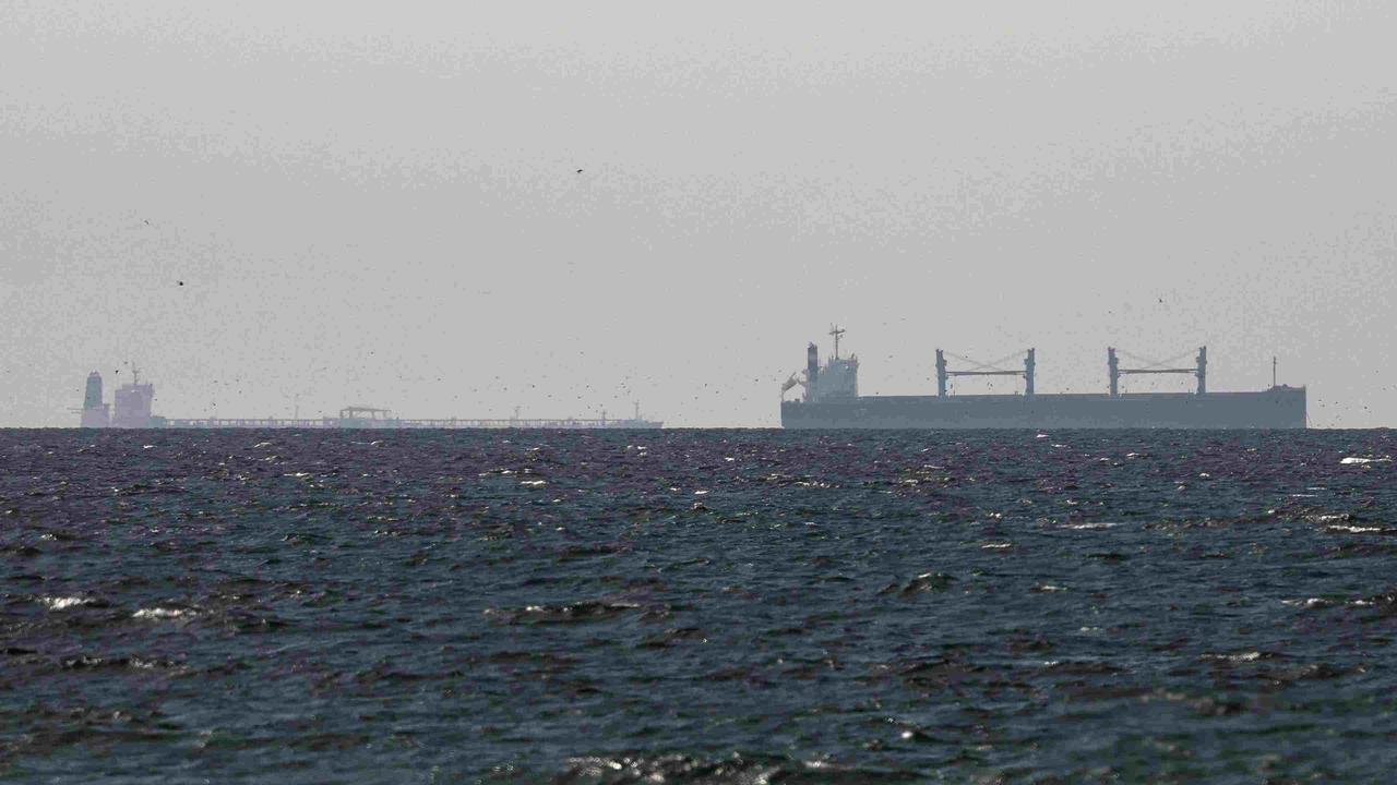 霍尔木兹海峡又关了，油轮挨炮、军舰互打，谁在赌命？

4月17号，伊朗外长刚说霍