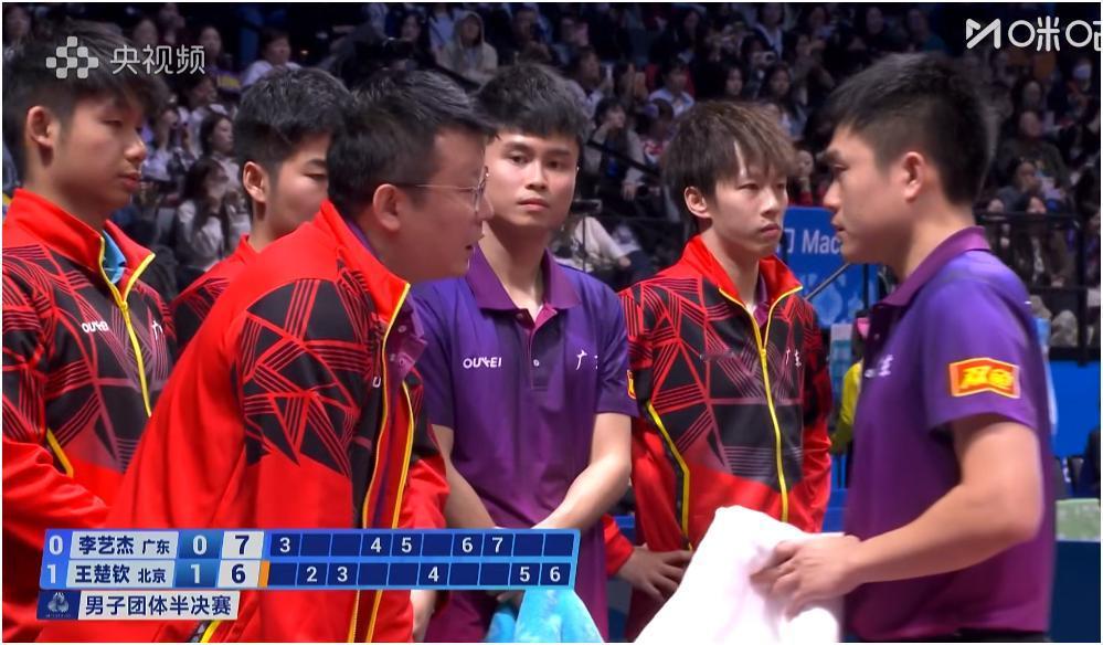 第二局李艺杰暂停时，看到林高远下图这个样子，就预计广东队没机会了。这时的林高远眼