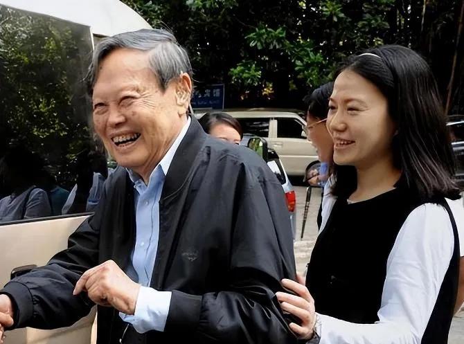 杨振宁李嘉诚同样是100岁，为啥李嘉诚完全看不见老人斑？

我估计原因有三：

