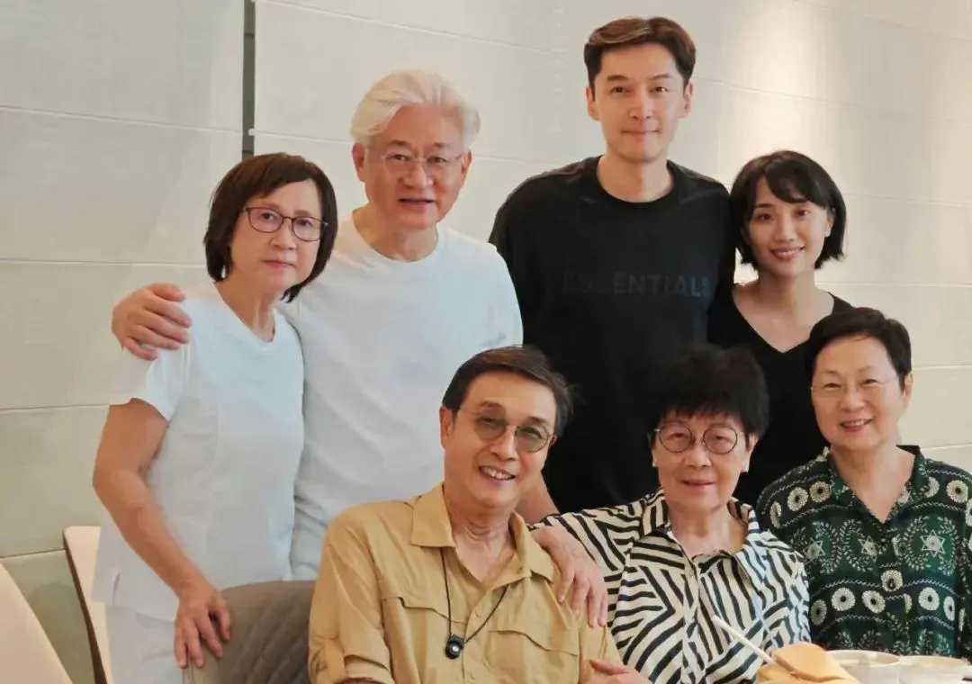 胡歌都结婚了，什么时候彭于晏结婚， ​胡歌老婆一看就不好惹[哈哈]把他管的死死的