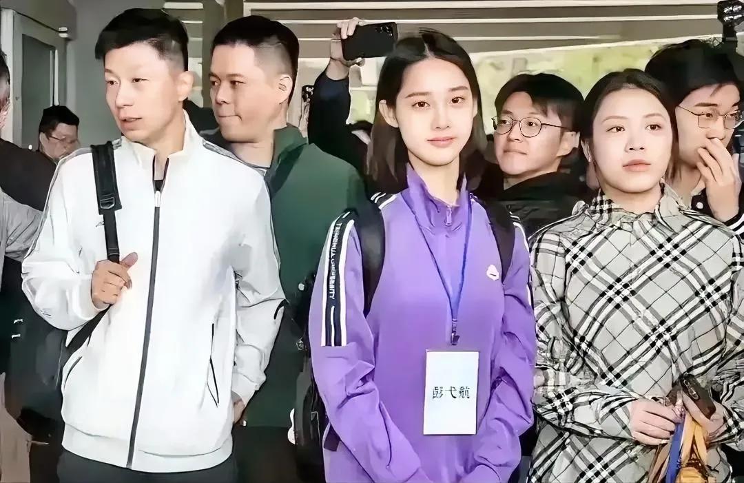 清华校花彭弋航成焦点
嗯！是不错。秀外慧中，冰雪聪明，一举一动，一颦一笑尽显大家