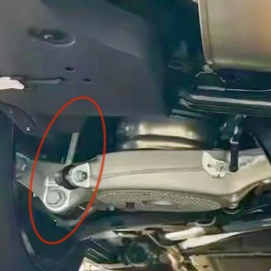 转载的澎程底盘照片后减振器“穿过”h臂安装，降低减振器高度，减小后轮罩对车内空间