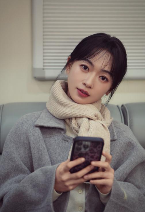 吴谨言当妈之后貌似胖了一些，脸蛋都有肉了。比起以前干瘦的样子，好看很多。