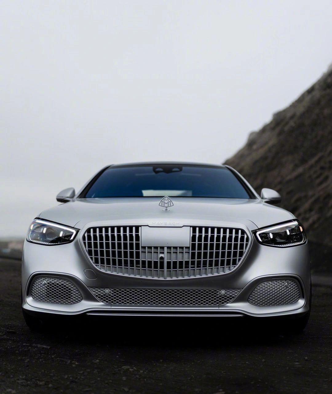 这个颜色的迈巴赫绝了阿！
各位尊贵的梅赛德斯迈巴赫车主，别再贴双拼了，这个银色真