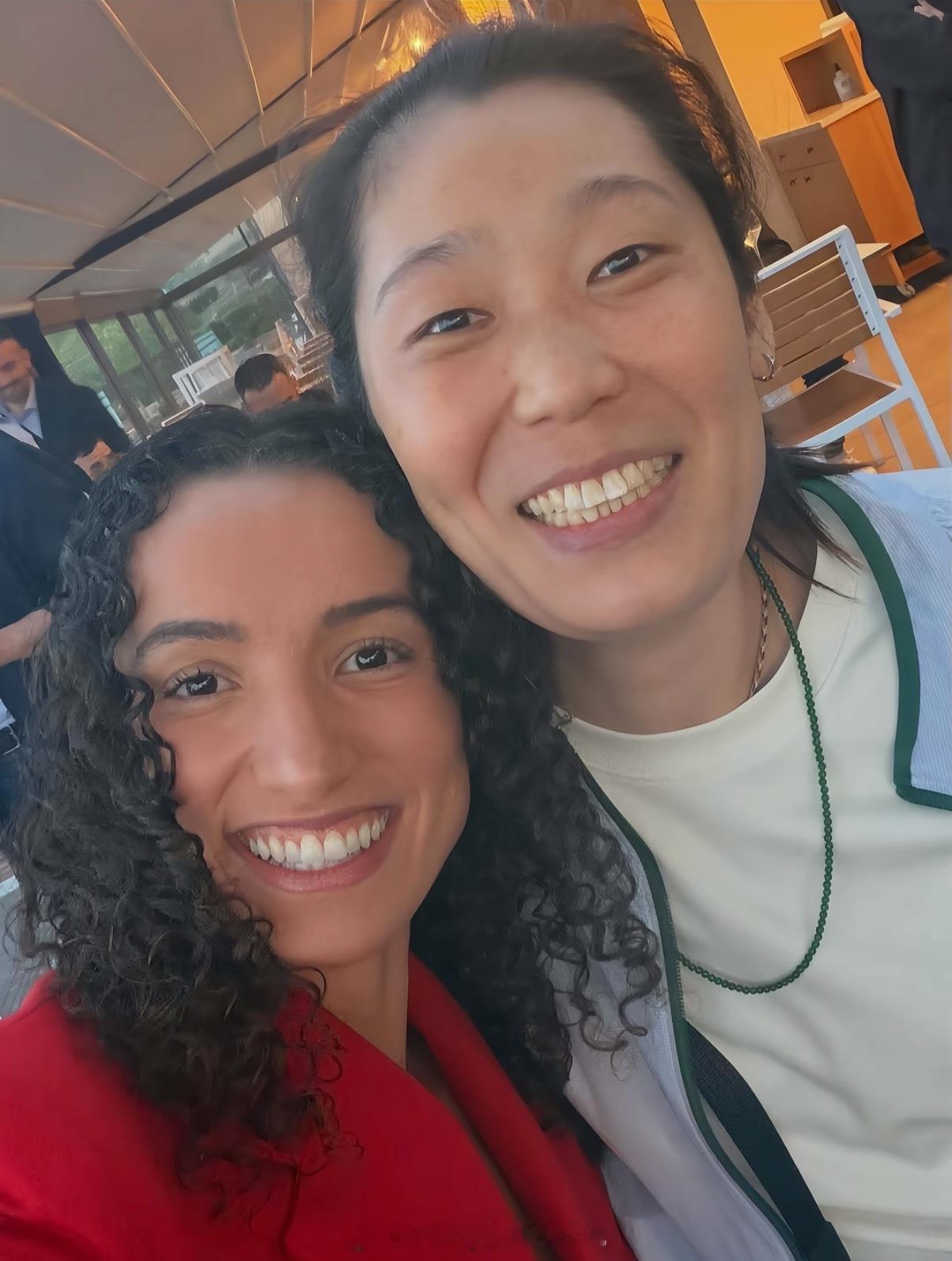 哈哈，朱婷和加比的门牙一样一样的朱婷