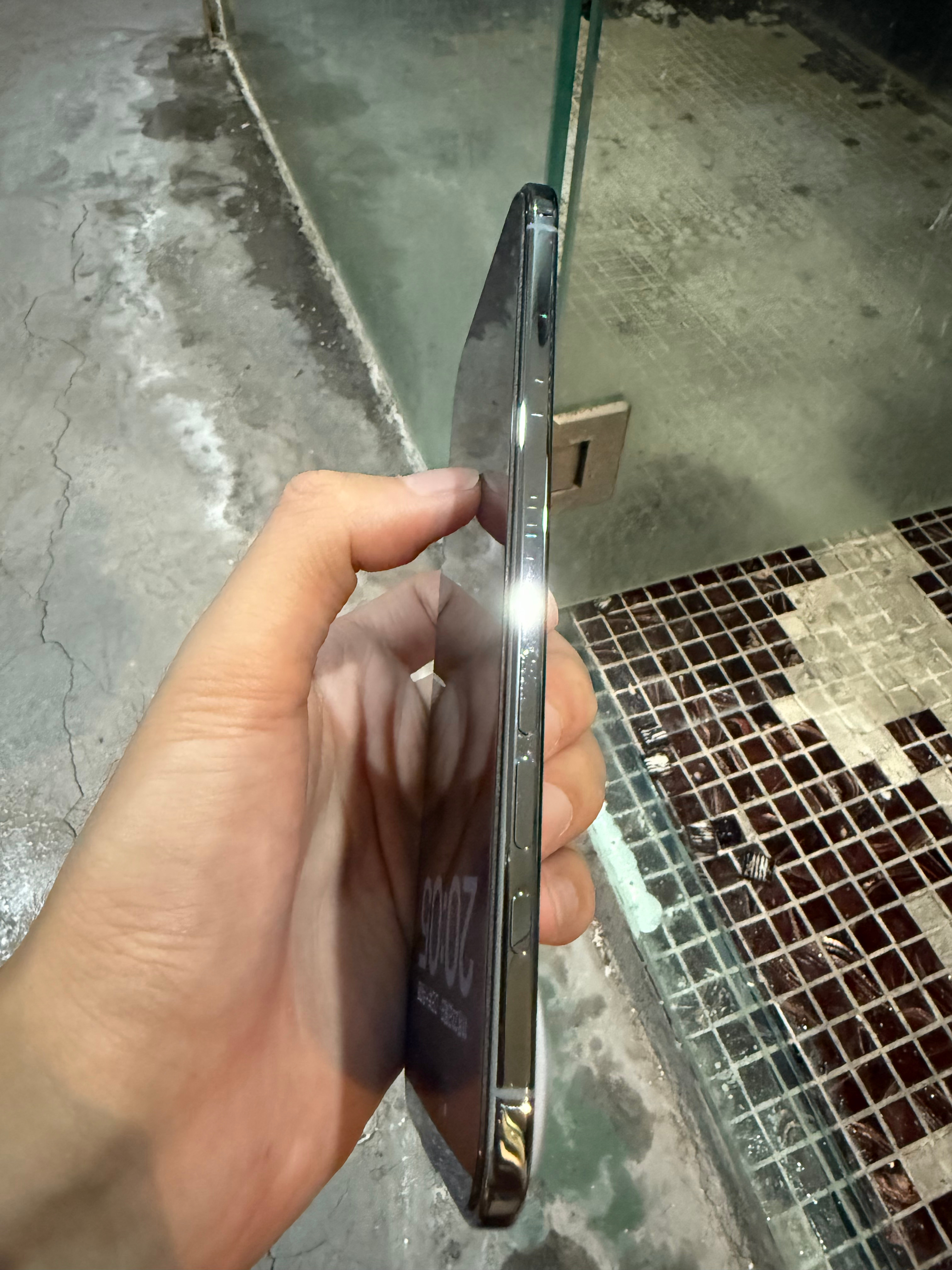 各位iPhone Air的用户，你们抛光钛金属边框怎么样了？ 