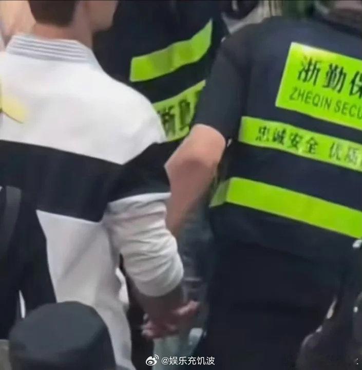 李昀锐被保安牵手我要笑鼠了！李昀锐被保安大哥一把牵走了哈哈哈！李昀锐被保安一把牵