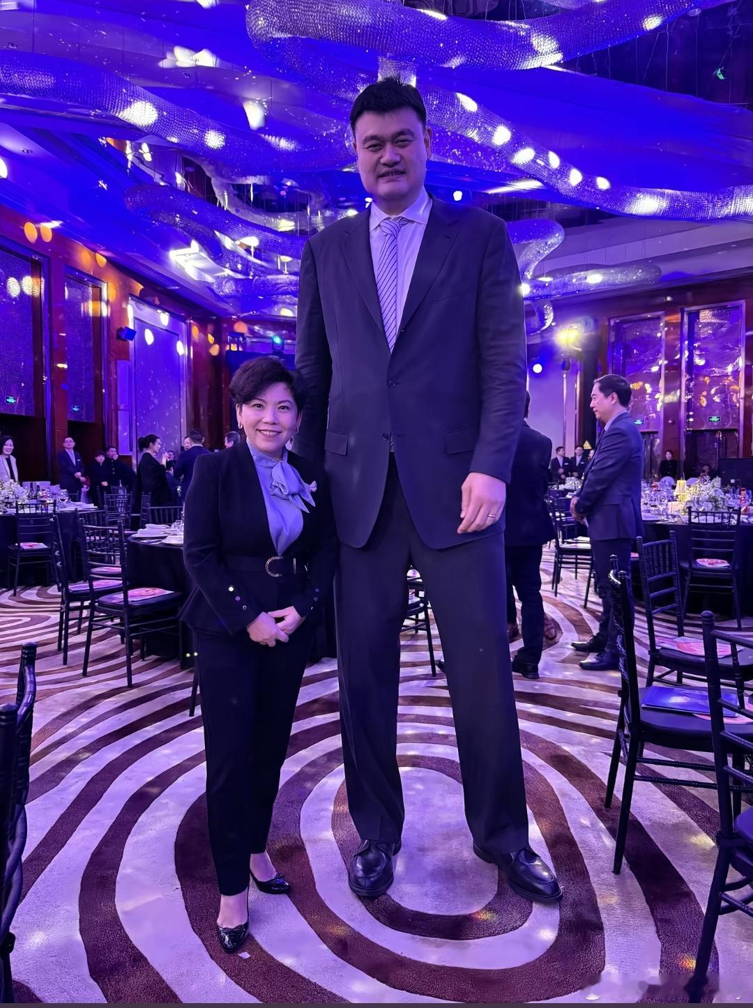 1.55 vs 2.26，哈哈哈😃。亚萍姐人虽矮，但是足够自信，气场非常强大。