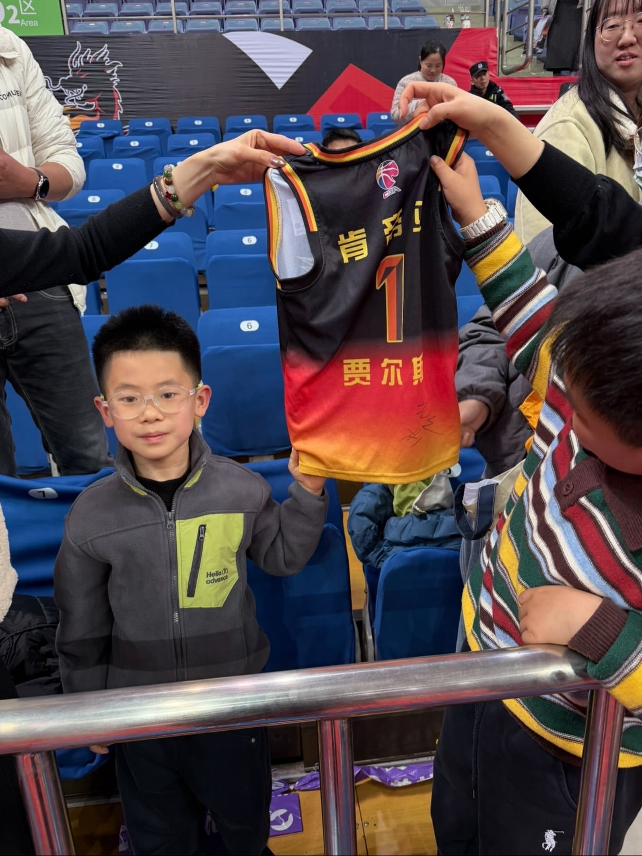 贾尔斯在社交媒体告别江苏肯帝亚男篮，同时晒出了自己身穿北控男篮的球衣照 cba