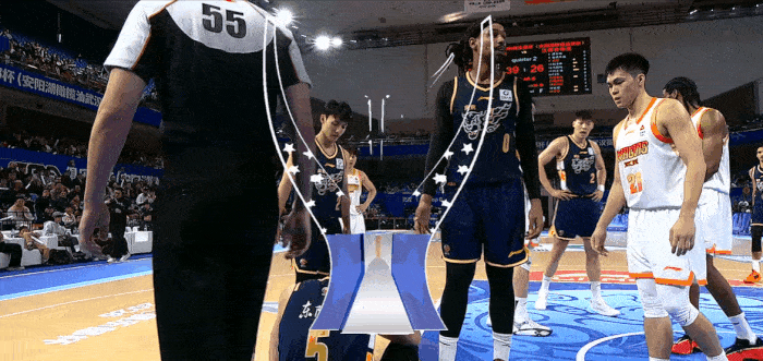 广东对阵江苏，第二节陈家政抢篮板时遭受肘击眼部受伤，暂时被换下场休息。cba俱乐