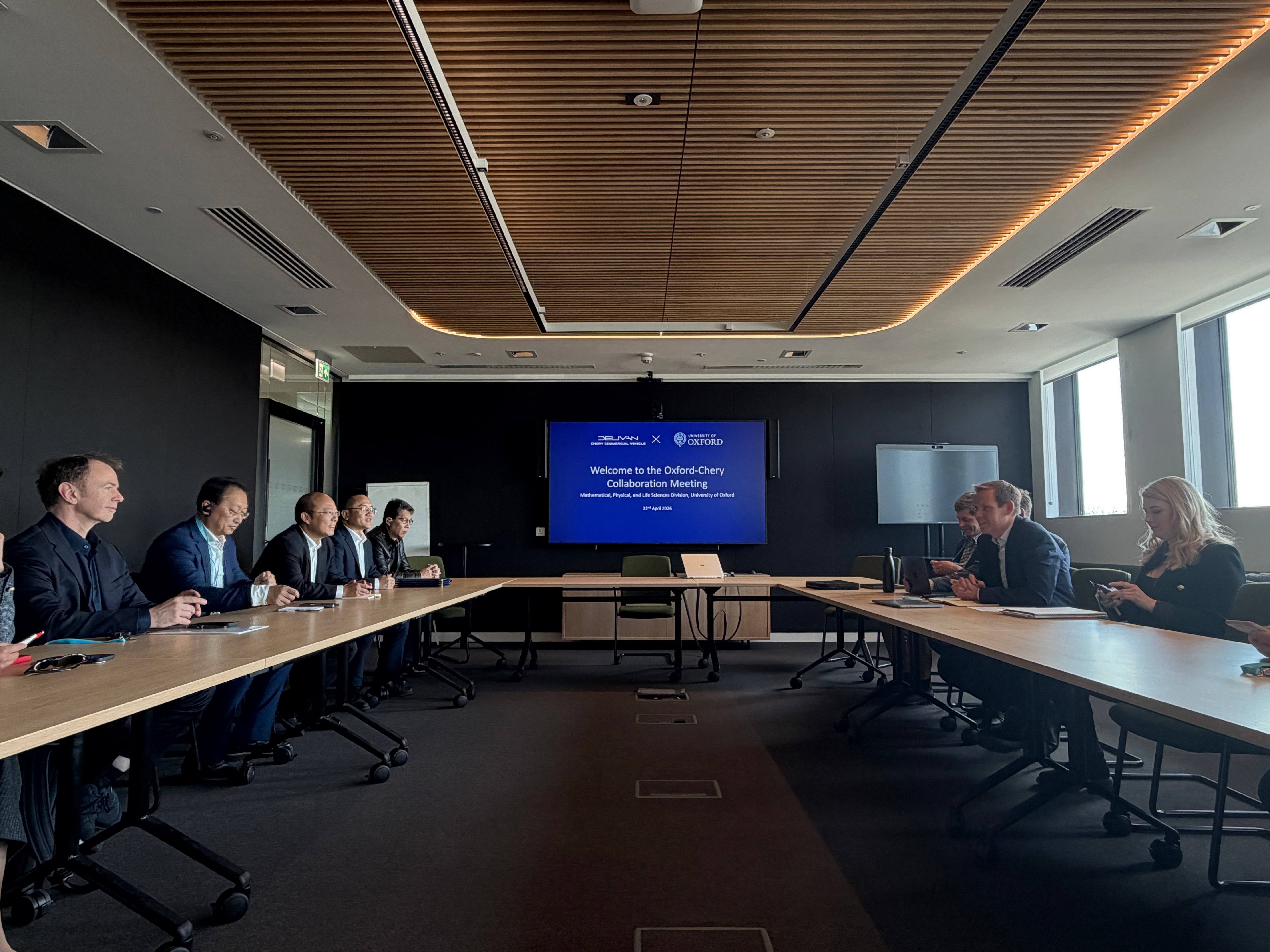 在牛津大学，今天奇瑞商用车 DELIVAN 和他们的一群不同学院的教授，开了一个