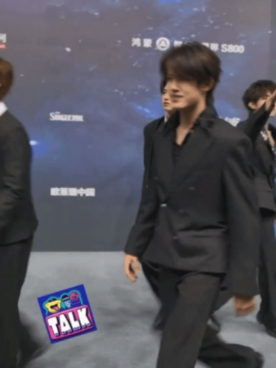 朱志鑫摔完苏新皓摔 登陆少年组合今天这是咋了，团里总共五个人，今天走红毯就摔了俩