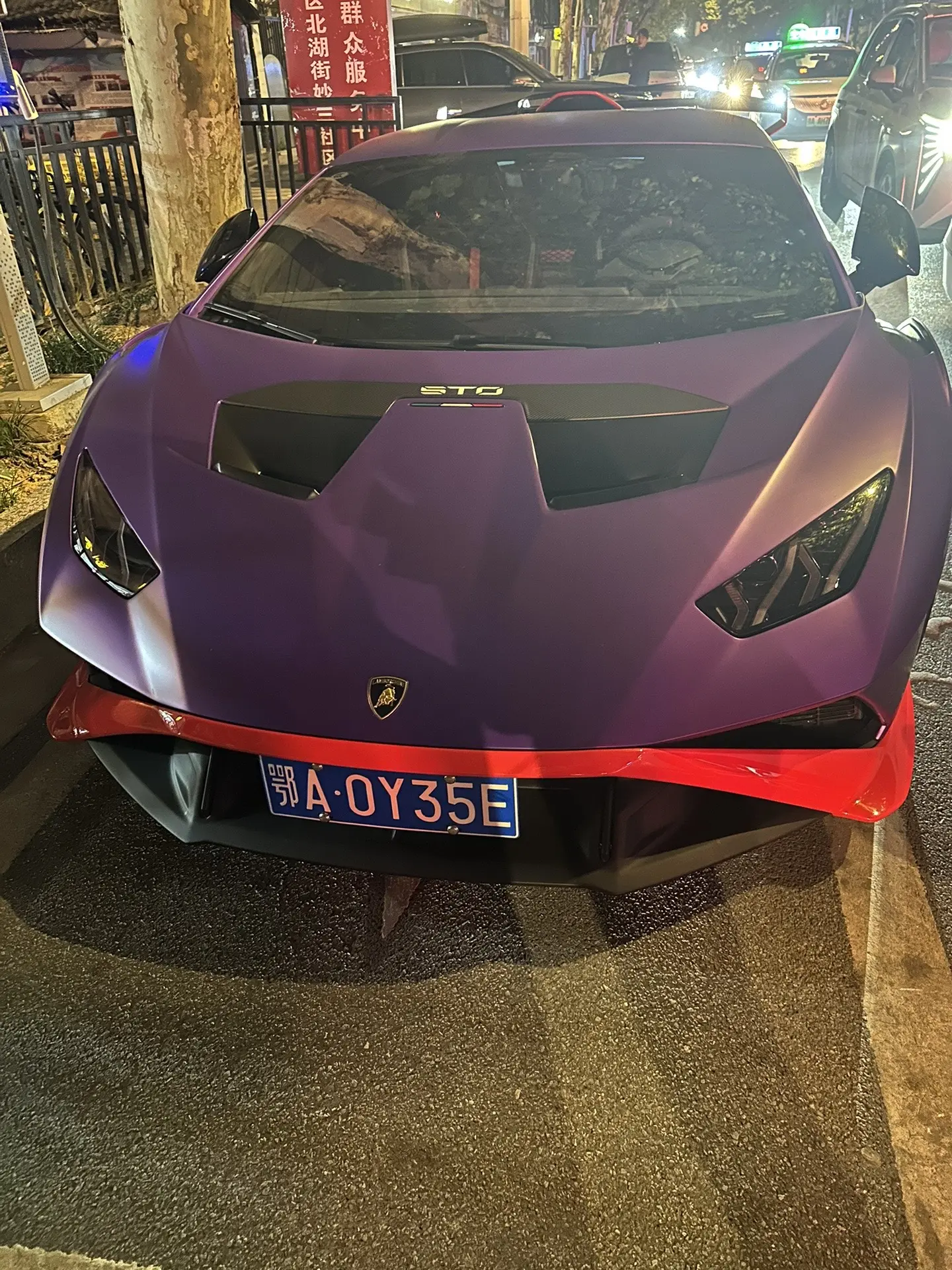 Lamborghini STO! 路边停了一台紫色赛道版小牛！夜晚堵车...