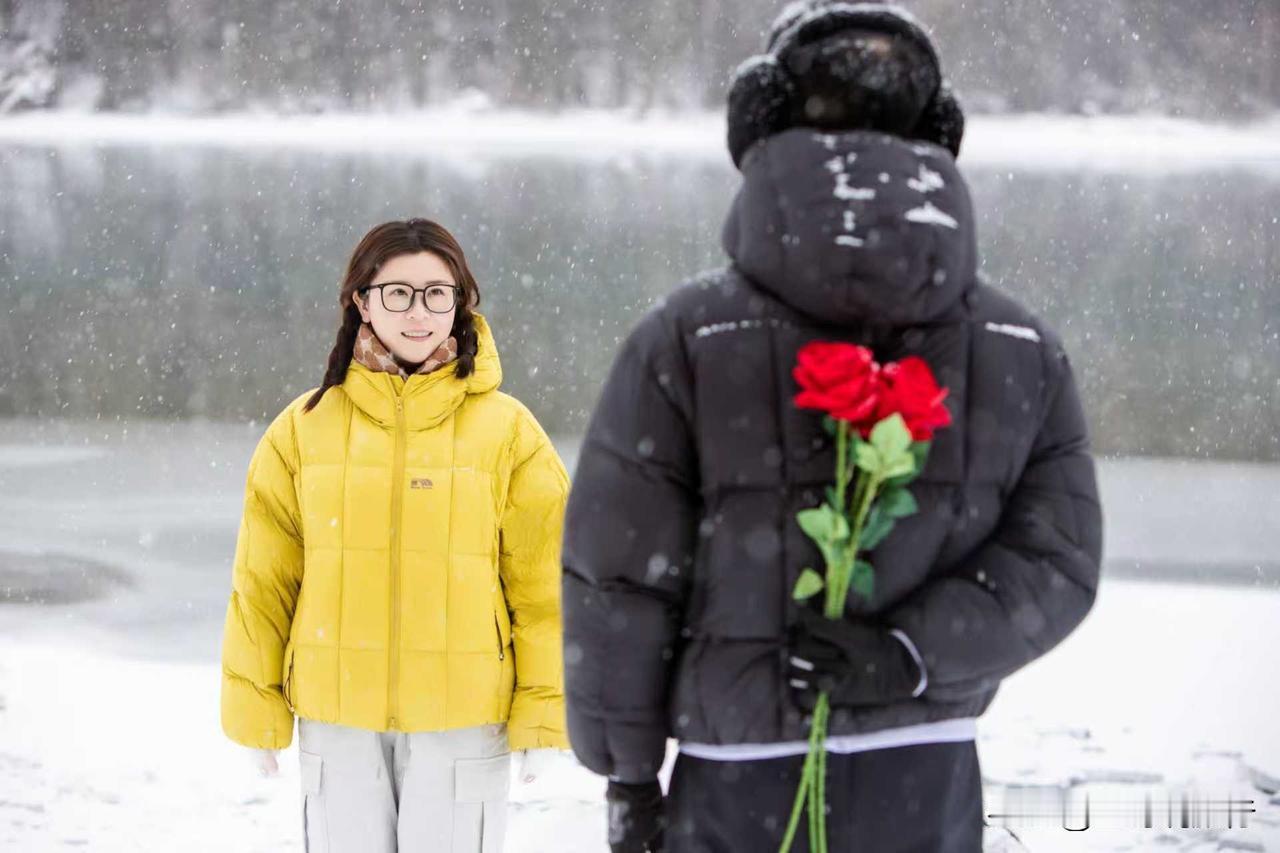 ——记录冬日浪漫故事🌨🌨🌨
雪花落满肩头，红玫瑰🌹是冬的心跳
把浪漫攥在