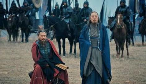 司马懿明知是空城计，为何还选择撤军？不撤只有死路一条！
 
司马懿站在西城楼下时