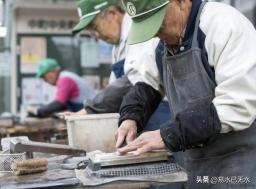 日本养老金高不高，主要看养老金替代率。
日本人养老金虽然也是三支柱体系，但是最主