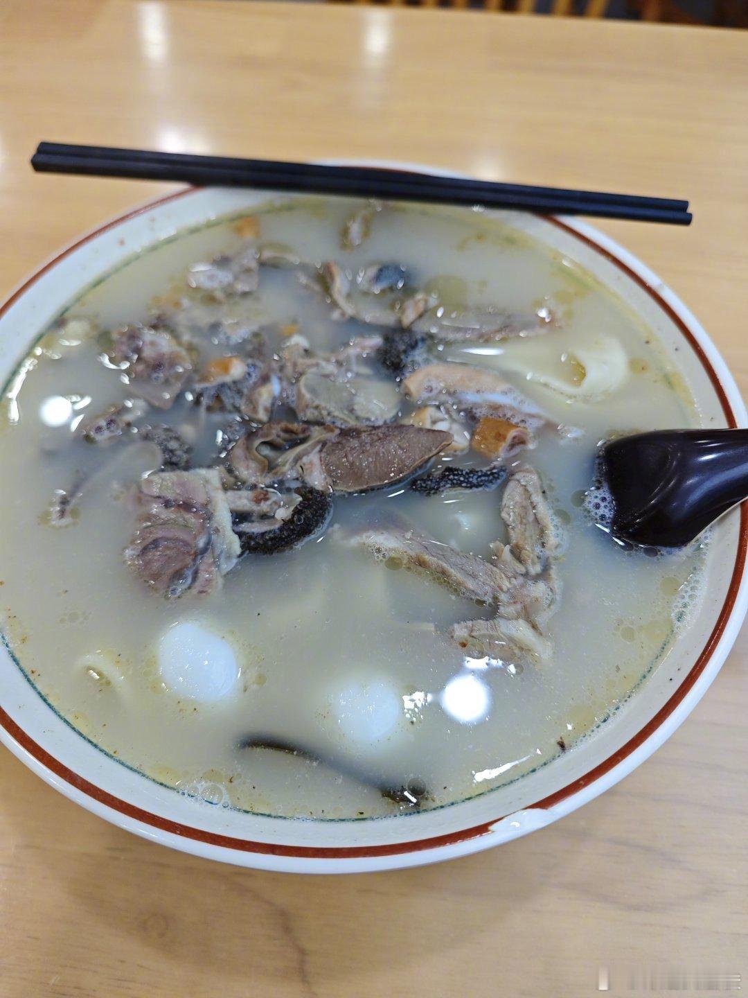 降温了，来碗羊肉羊杂烩面[嘻嘻]。你们也晒晒午餐? ​​​