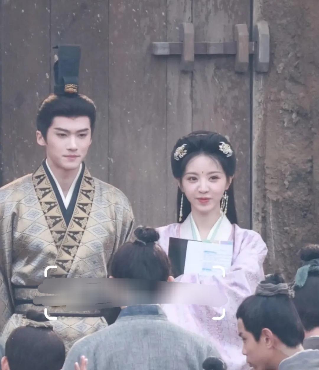 田曦薇闫桉《嫁金钗》路透，两人还是有点CP感！

其实偶像剧最主要的就是CP感，