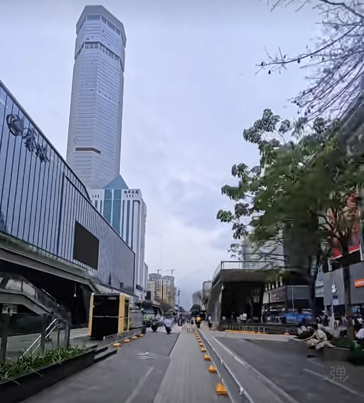 经过几天的大动作，深圳华强北的电鸡现在摆放得整整有序，原以为清空，原来是挪地方停