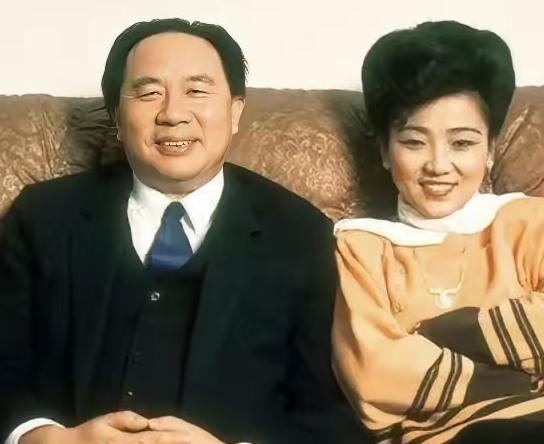 1999年，中国前首富牟其中坐着奥迪上班，途中被捕，一同被捕的还有他的小姨子夏宗