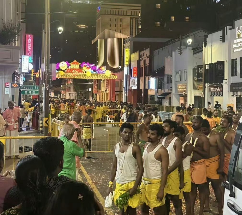 新加坡街头的印度人肉眼可见地变多了。以前华人占七成多，印度裔才不到一成，但现在因