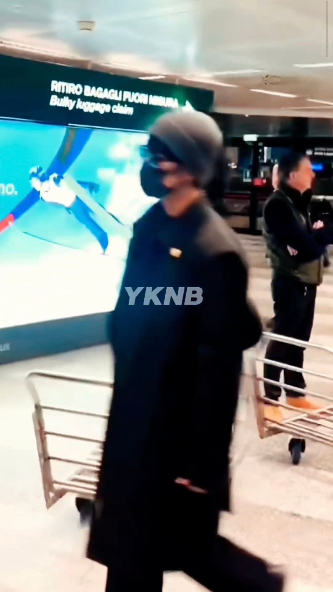 肖战落地米兰🕶️熟悉的毛线帽allblack穿搭，燥候哥闪耀米兰！肖战落地米兰