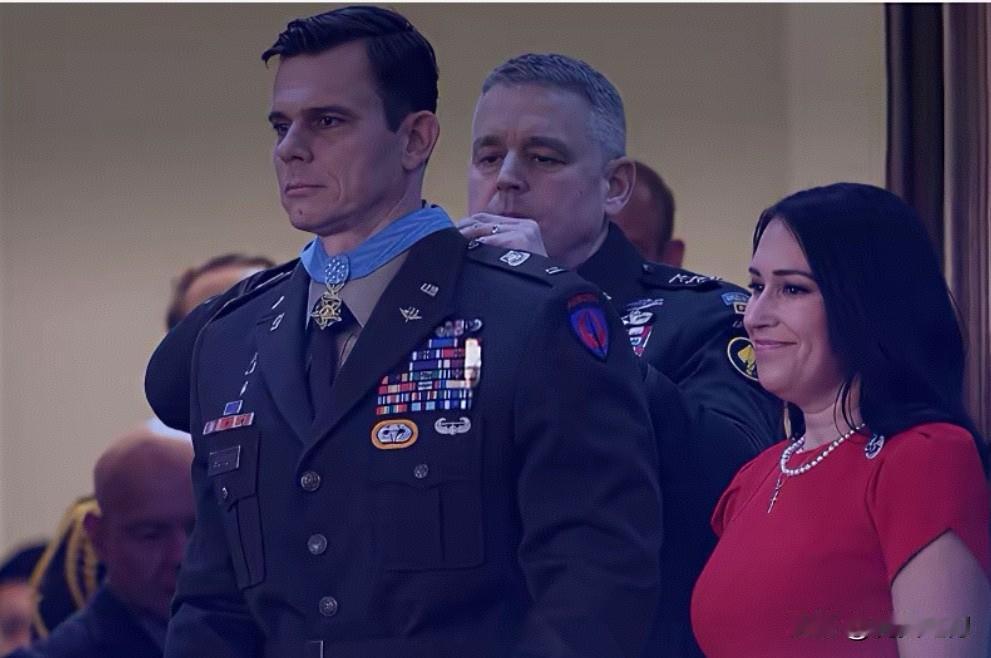 他是抓捕马杜罗行动的美国陆军第160特种作战航空团策划和领队机长埃里克·斯洛弗，