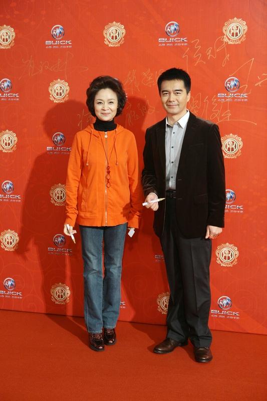 许亚军这事儿挺让人唏嘘的。12月13日何晴去世，16日遗体告别仪式在北京举行，可