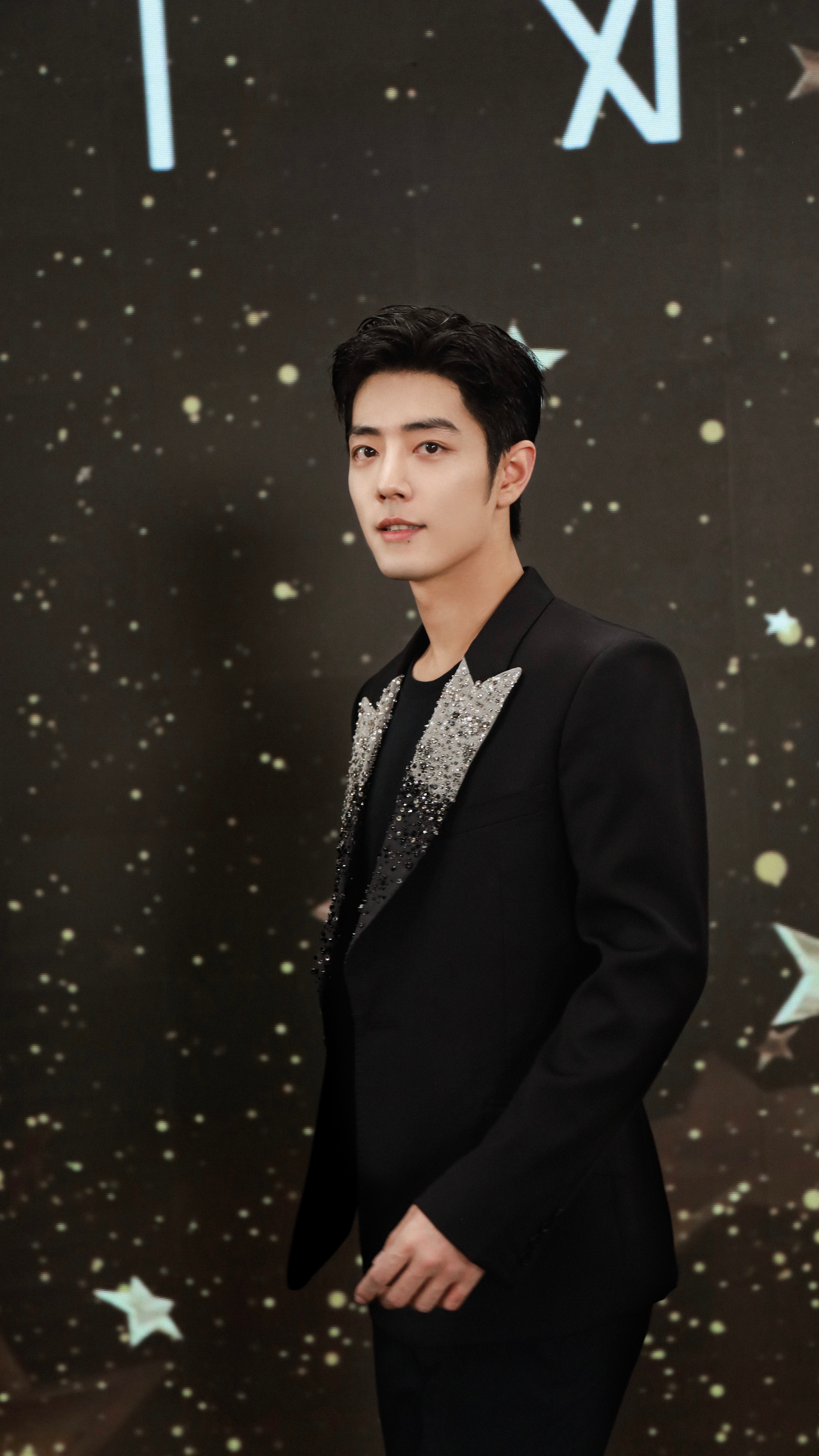 肖战手握3部待播剧风穿过巷口，偷吻了第三枝桃花！一起期待齐夏肖战魏大勋十日终焉前