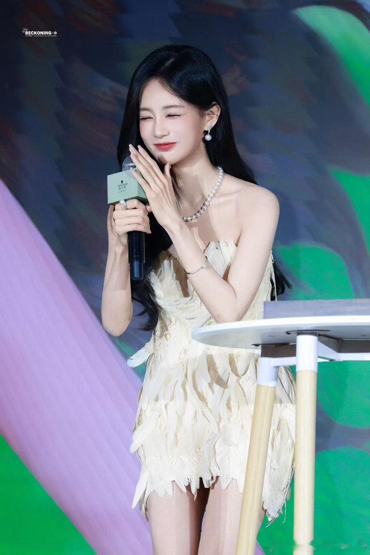 李一桐白孔雀公主李一桐抹胸羽毛裙 简约配饰不抢风头，把造型本身的美感完整衬托出来