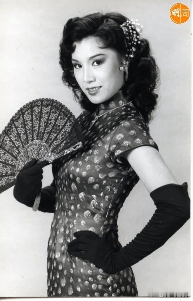 姚炜的故事：金大班的风华与坚韧
 
在香港的霓虹灯火中，有一位女子曾身着旗袍，以