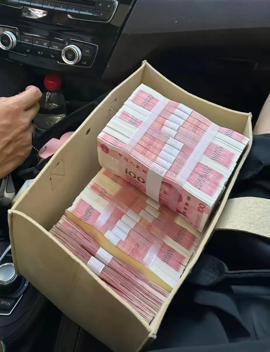 手里有20万现金？

听句劝

别跟风扎进黄金里当“接盘侠”！
 
最近刷到好多