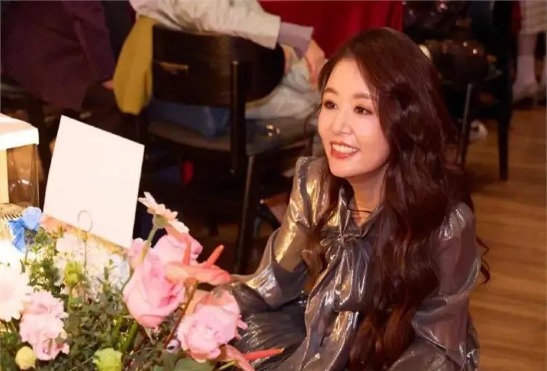 霍建华和林心如在上海慈善晚宴合唱《至少还有你》，镜头里他递话筒、她轻握手指，对视