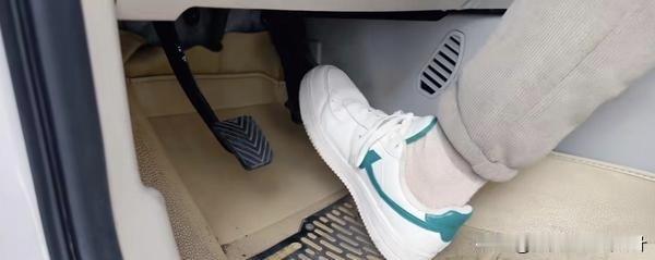 "砰——"后视镜里那辆大货车越来越近，你猛踩刹车却感觉车子还在往前溜...这种惊