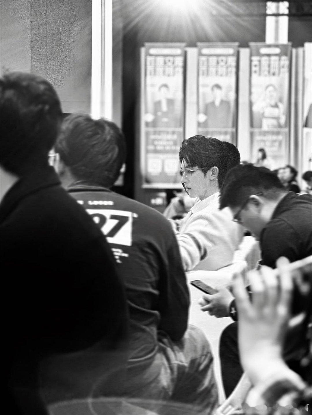 生郭俊辰图状态也太能打了吧！ 果然颜值抗不抗打，还得看原图说话。今天粉丝吃的可真