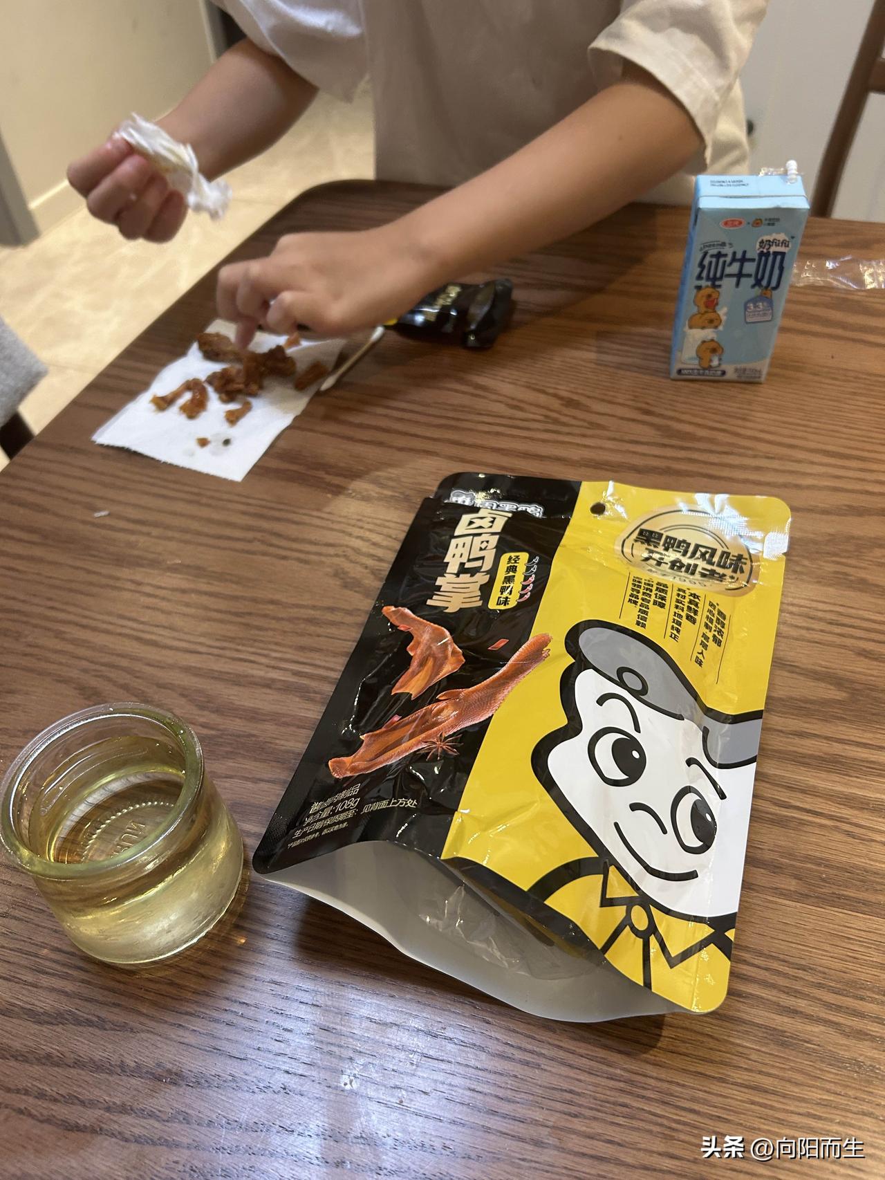 我洗完澡出来后发现吃货小闺女把我的卤鸭掌翻出来在咀嚼。

鸭掌有点微辣，她倒挺会