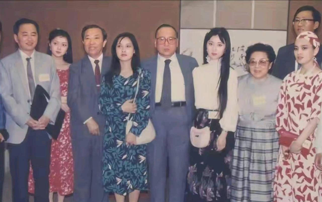 看到陈晓旭1987年香港宴会照，才知林黛玉的妆造，限制了她的美貌 ​